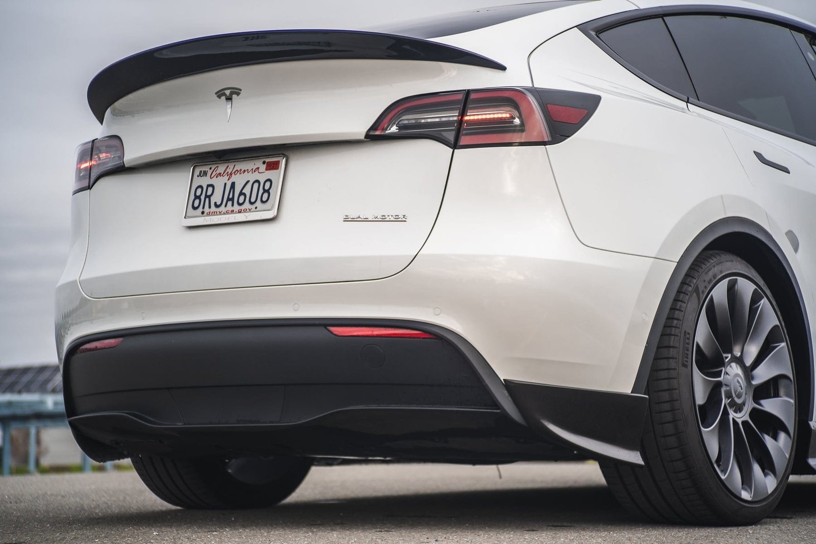 Carbon Fiber Trunk Spoiler V Style - Tesla Model Y (2020–2025)